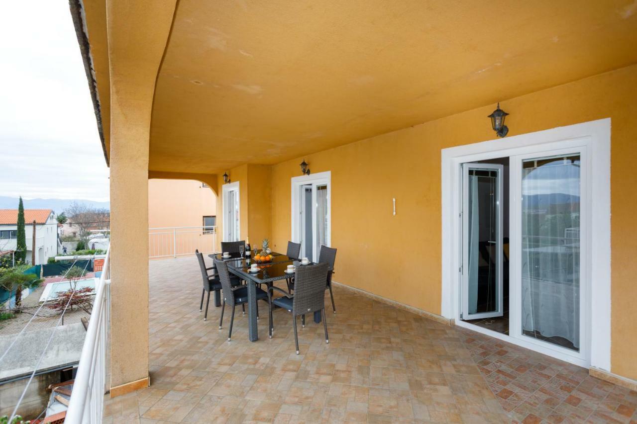 Spacious And Modern App With Big Terrace Malinska Exterior foto