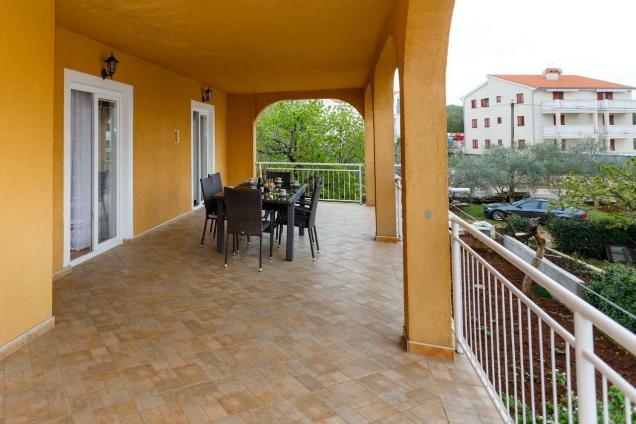 Spacious And Modern App With Big Terrace Malinska Exterior foto