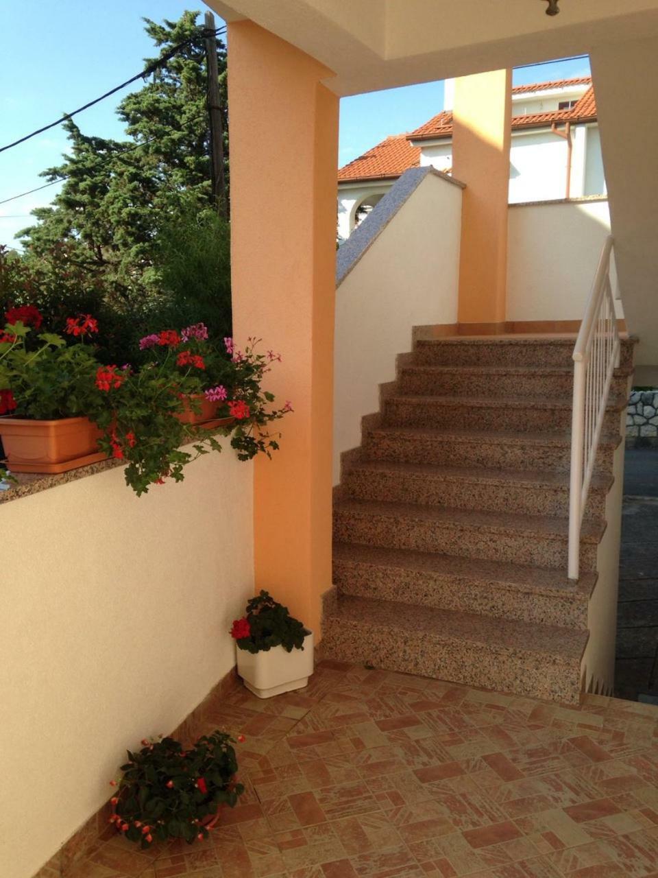 Spacious And Modern App With Big Terrace Malinska Exterior foto